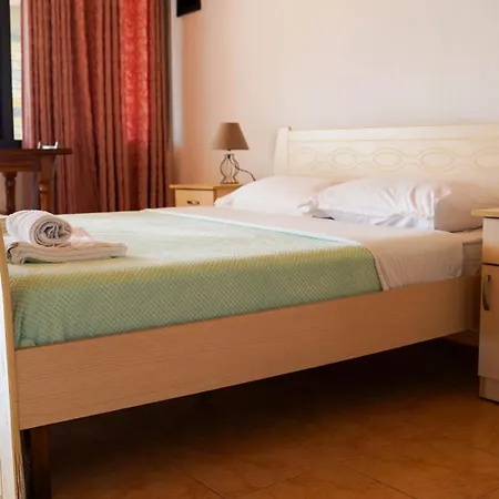 Vila Aliaj Beautiful For 2 With Air Conditioning * Dıraç
