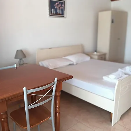 Vila Aliaj Beautiful For 2 With Air Conditioning